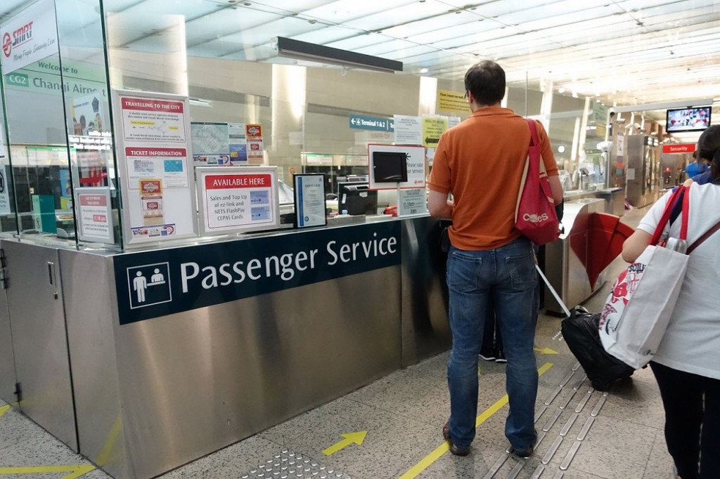 新加坡捷運的旅客服務中心有換鈔服務