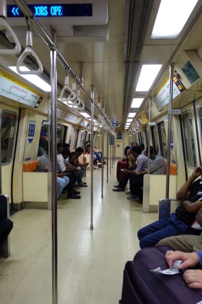 新加坡捷運很乾淨，和香港、台灣的捷運的感覺很像