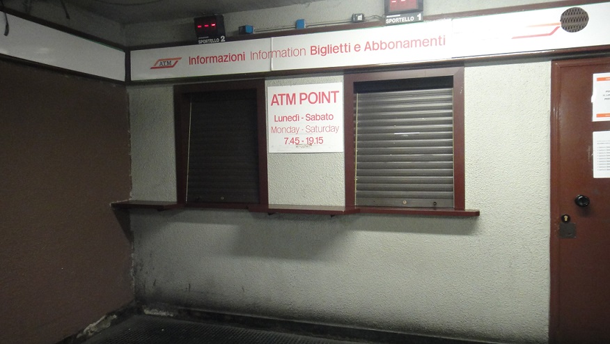 米蘭火車站的超級陽春ATM售票口，平常是擠滿了人的，記得買票要拿號碼排隊