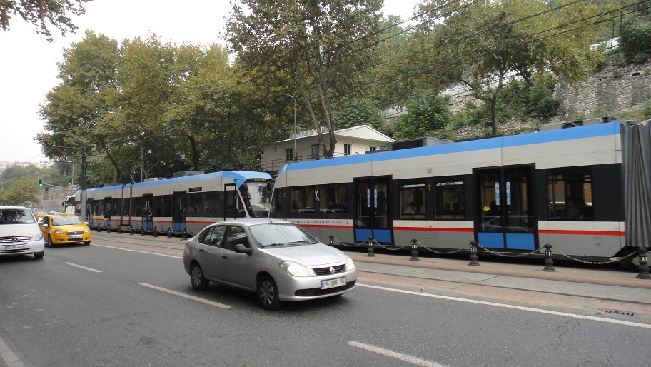坐電車 (Tram) 往返碼頭和舊城區很方便