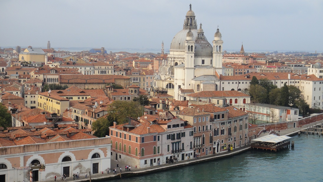 遊輪由威尼斯進港或出港的時候，別忘了要把握時間到甲板上欣賞鳥瞰城市風景的難得機會