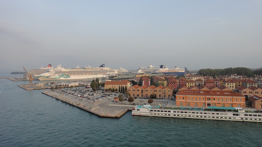 威尼斯的遊輪碼頭經常很熱鬧，這一天加我們這艘 MSC 郵輪，總共有 6 艘郵輪停靠