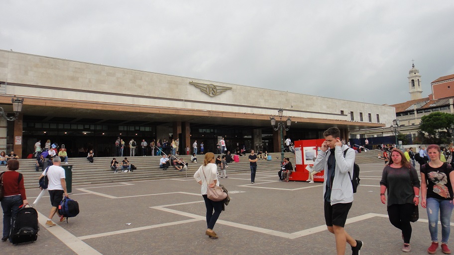 威尼斯火車站，站前就有碼頭，車站內也有行李寄放處 (一件 6 歐)