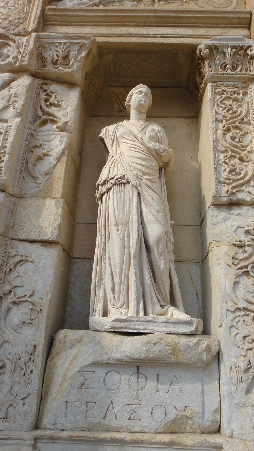 圖書館前有四個分別代表智慧、知識、聰慧和勇氣的女神雕像