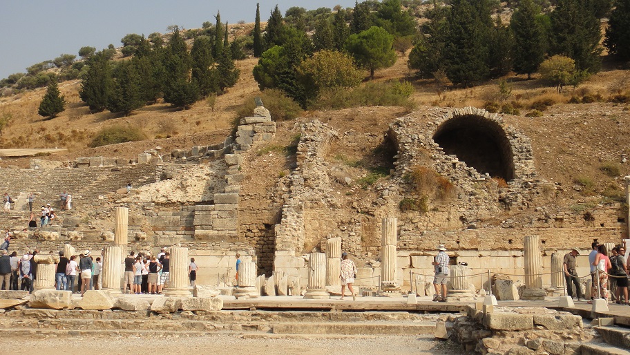 Ephesus 大部分遺跡殘存的不是很完整，所以還是要導覽比較知道哪一區以前是什麼