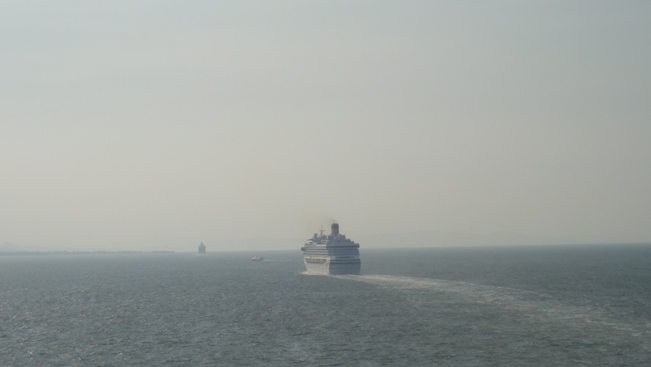這天 Izmir 港口好忙，一共有 5 艘郵輪停靠，看大家慢慢一艘一艘排隊開走，也蠻有趣的