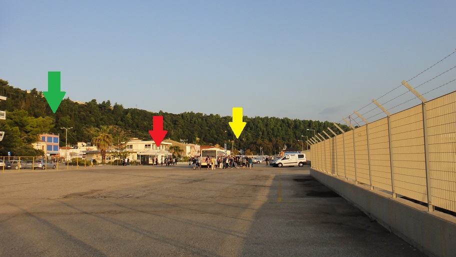 沿著碼頭的路走到底，綠色箭頭是村子的入口，黃色箭頭是計程車招呼站，紅色箭頭是臨時的旅客中心