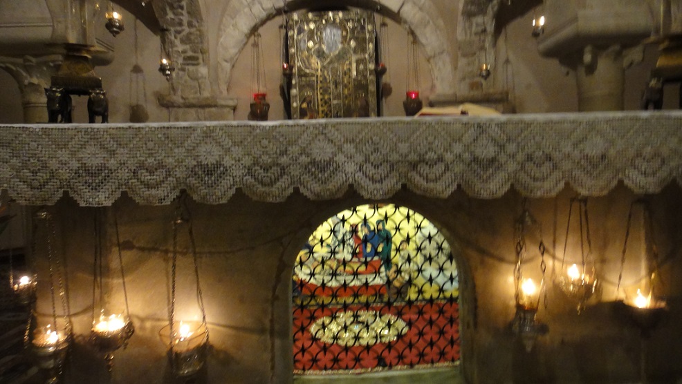 聖尼古拉主教的遺骨安置於教堂的地下室