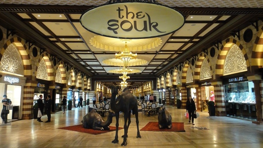 Dubai mall 裡特意營造出當地市集風格的一區