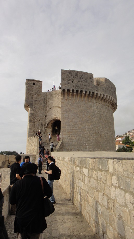 城牆有大小不同共 5 個堡壘