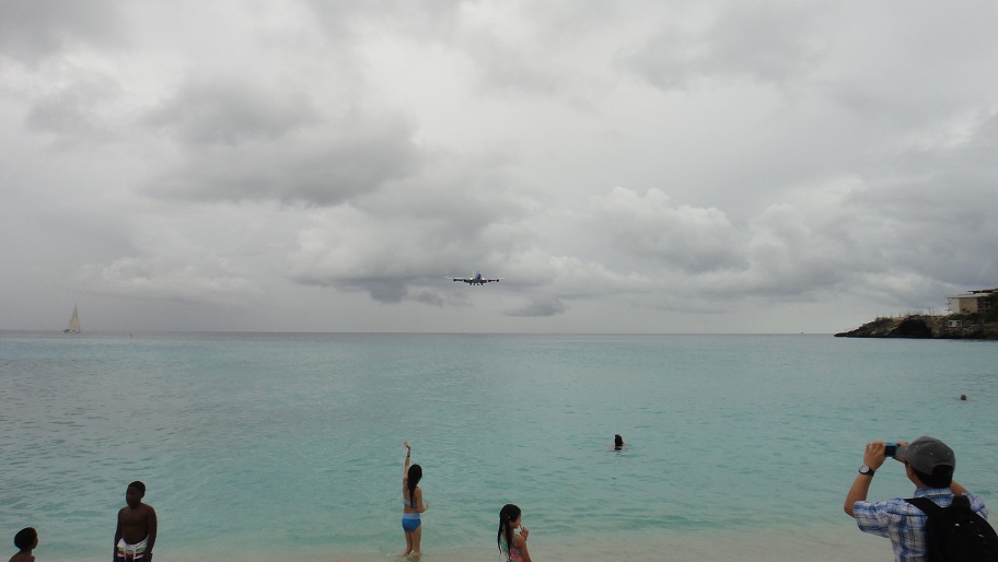 不過它最有名的，就是可以躺在沙灘上觀察飛機貼身起降了 (飛機從遠方出現了......)