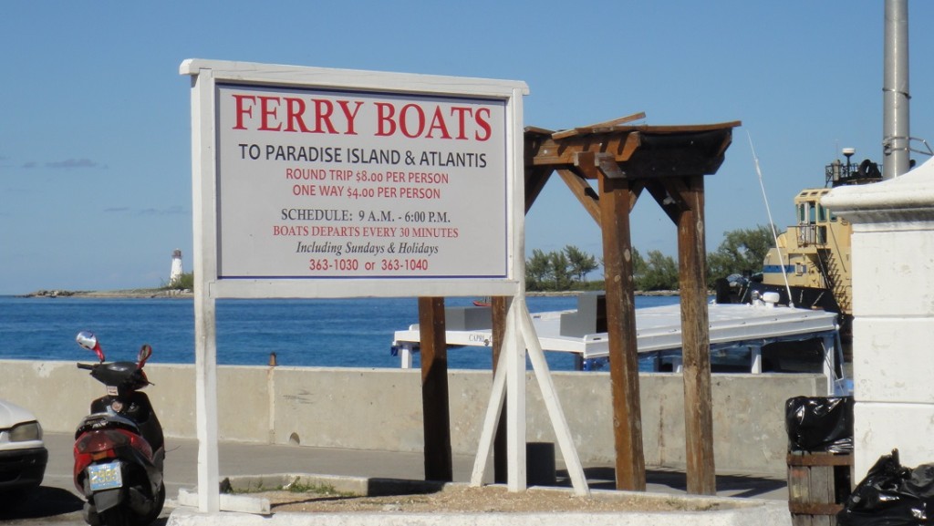 路边就有可以搭到天堂岛的渡船站，也有玻璃船底的观光船可以搭 (一个人约30美金，人多可讲价)