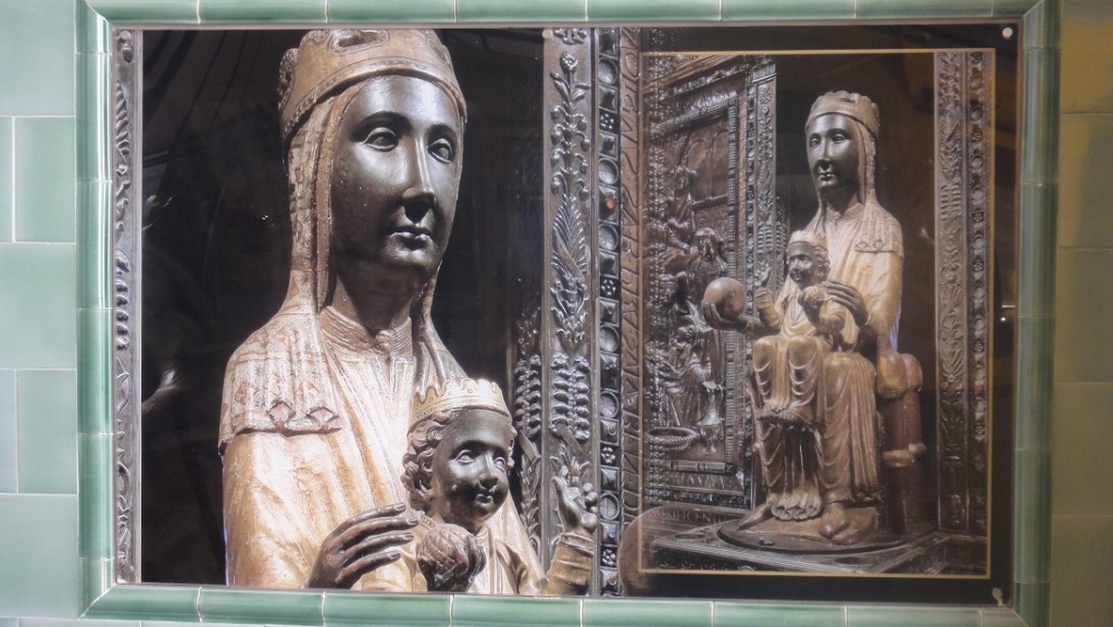 聖母瑪利亞雕像 (翻拍自修道院外的聖母像照片，因為排隊要太久了)