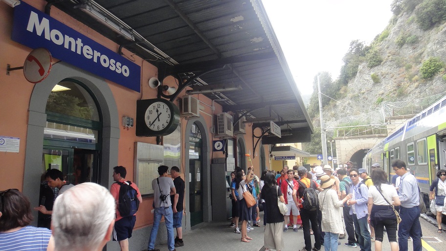 Monterosso 車站 (五漁村的每個車站都小小的呢~)