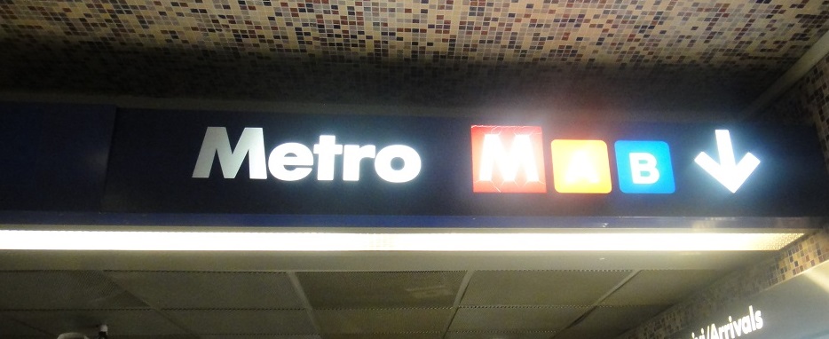 跟著這個 metro 的標誌走，就會走到地鐵站了