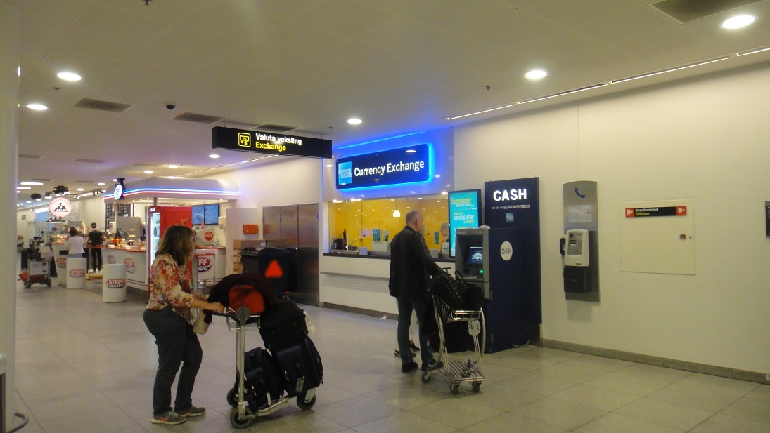 在哥本哈根機場提領行李的時候，旁邊就有可以領丹麥克朗的提款機