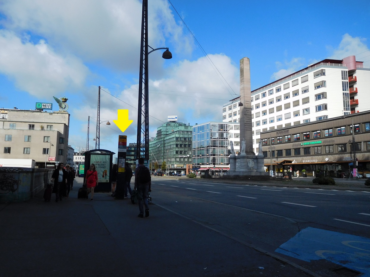 Copenhagen central station 的後方 (有記得火車站前方是 Tivoli 遊樂園吧~)，紀念柱旁有 26 號公車的乘車處