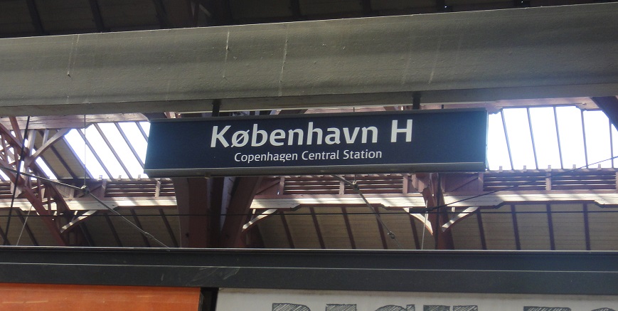 Copenhagen central station 中央車站的標示