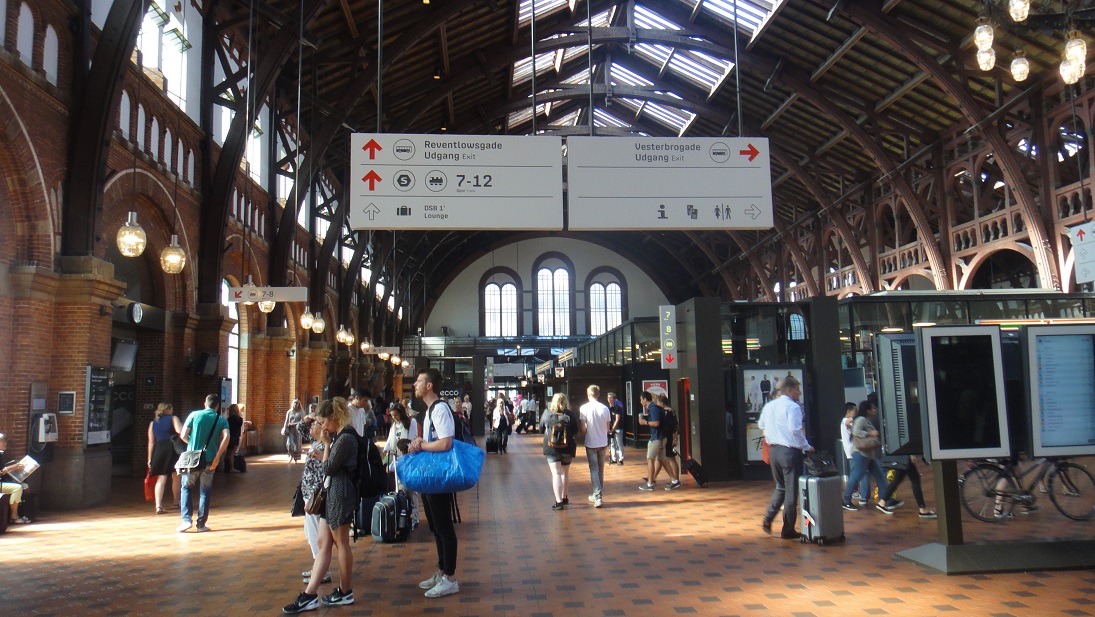 哥本哈根中央車站的大廳很大，月台也很多個，剛到需要時間適應一下