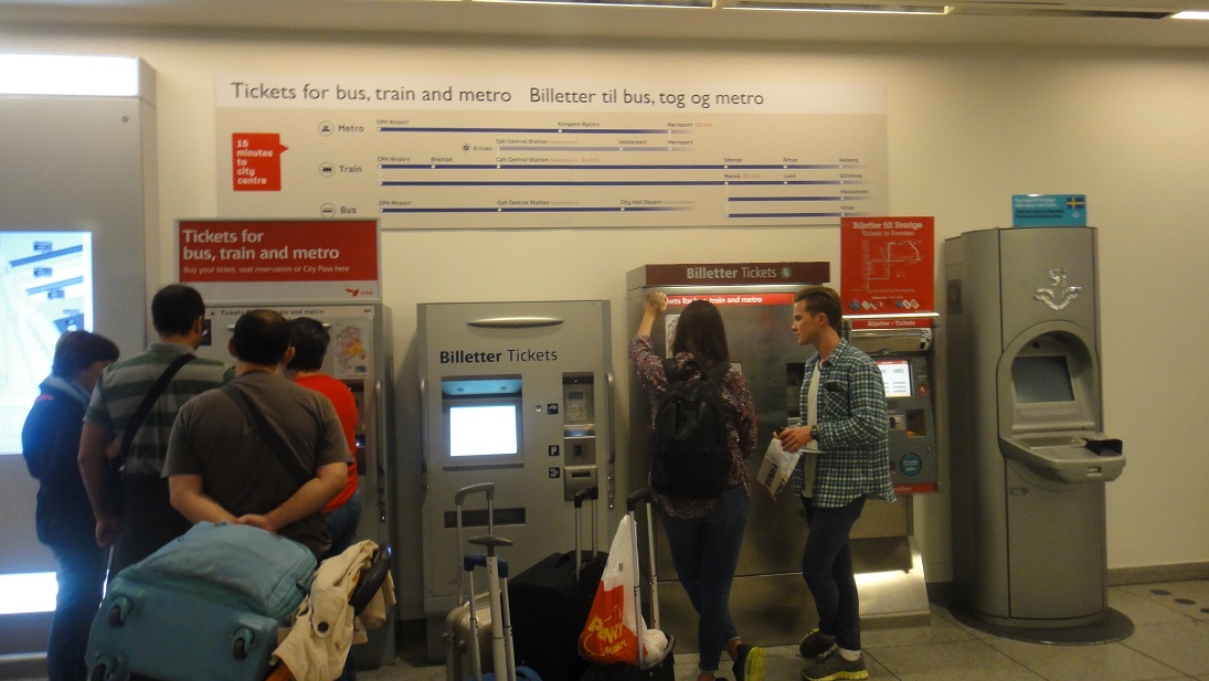火車和捷運車票在機場的售票機