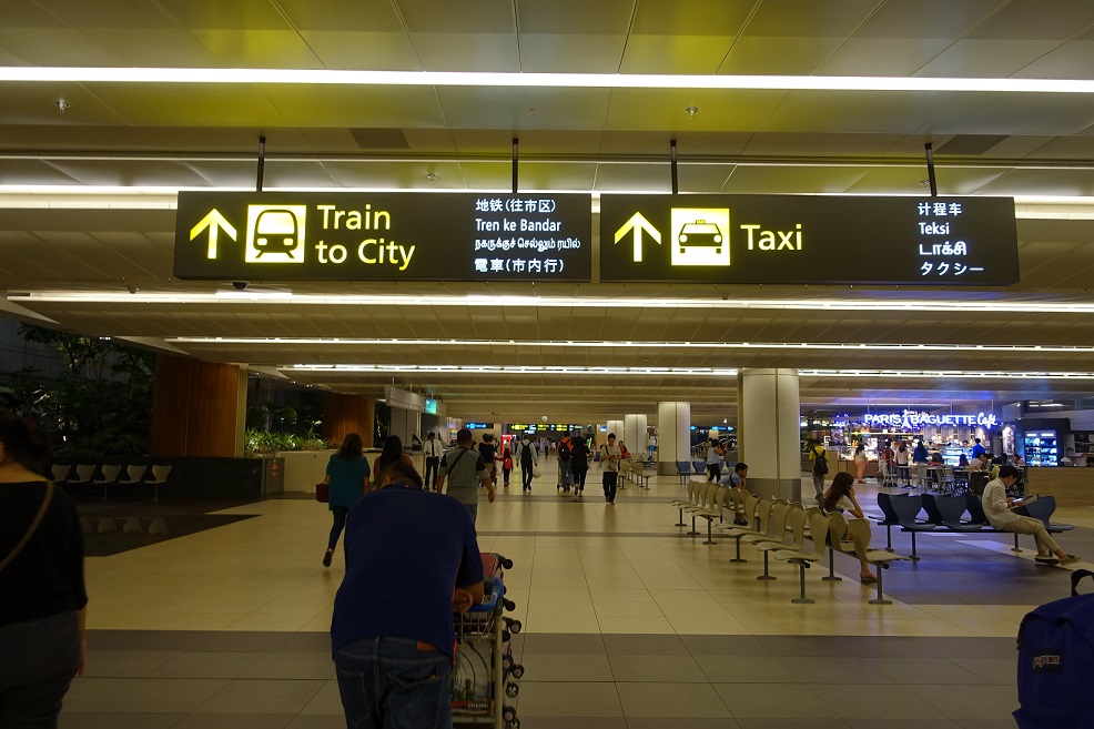 新加坡機場的指標接得還蠻順的，不會找不到到市中心的捷運 (train to city)
