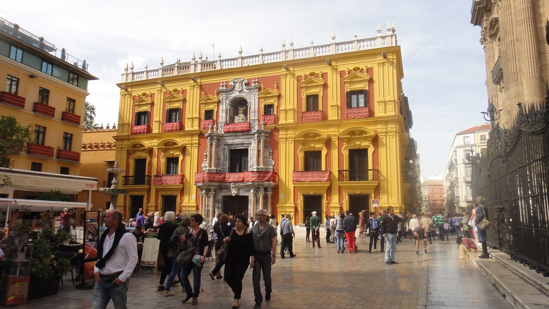 大教堂前廣場一隅，黃紅交錯的房子，就是西班牙的顏色無誤~
