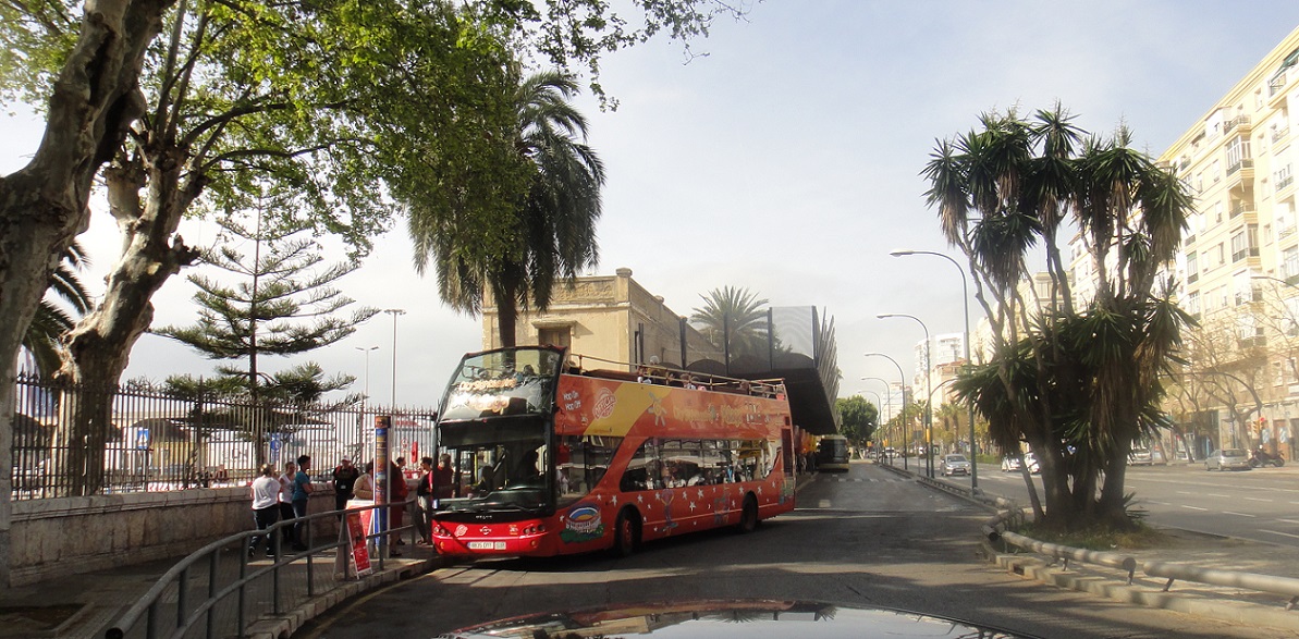 Malaga 的 hop on hop off 巴士頗值得推薦，很適合不想走路，又喜歡逛博物館的人 ^^