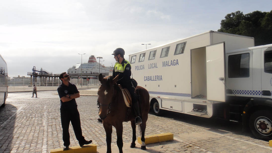 港區的警察 ....... 話說歐洲不少警察都是騎馬的...... 真的有比騎機車快嗎？