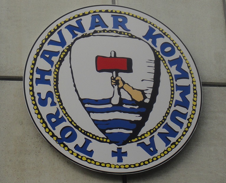 代表 Torshavn 的徽章，中間有雷神的槌子呢 ^^