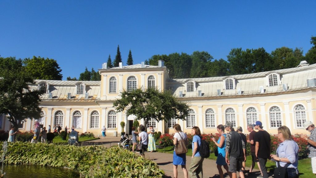 Peterhof 的庭園之美，遊客彷彿進入皇室的大觀園