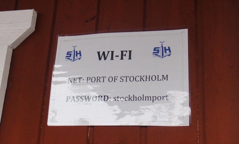 遊客中心的外牆上大方地貼出 Wifi 密碼