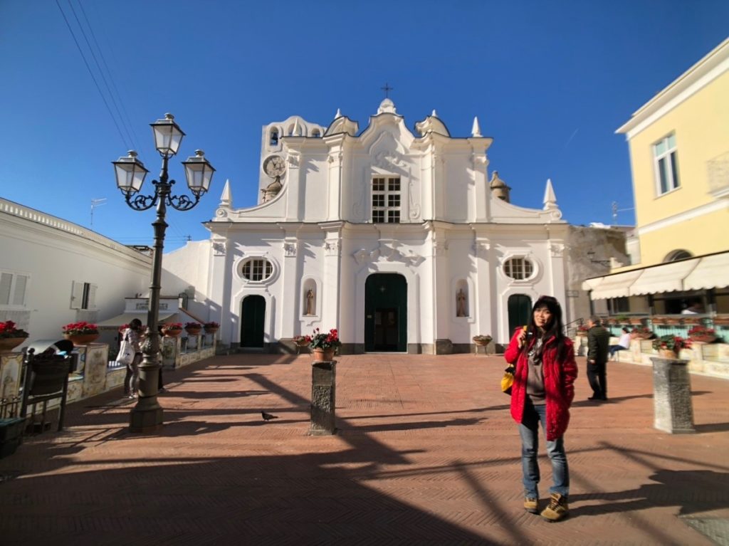 Chiesa di S. Sofia 是 Anacapri 的牧區教堂, 巴洛克式的白色立面, 整座教堂是從14世紀開始, 不斷的擴建改建而成, 所以後面的鐘塔和圓頂與保養完善的純白立面, 有著截然不同的風貌。